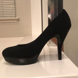 Kenneth Cole Black Pump